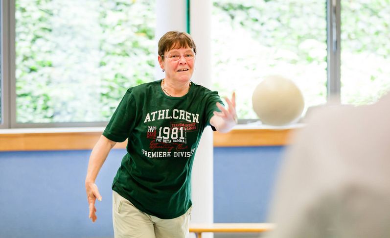 Patientin spielen mit Bällen