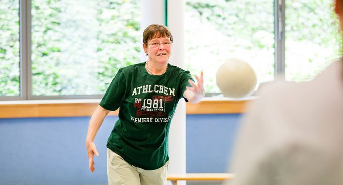 Patientin spielen mit Bällen