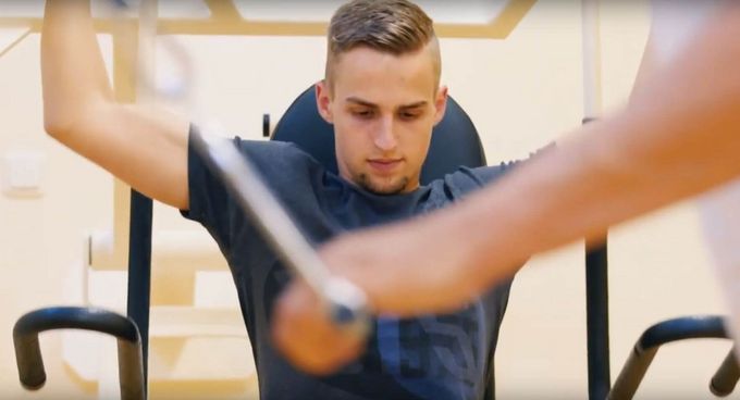 Patient trainiert in der Medizinischen Trainingstherapie