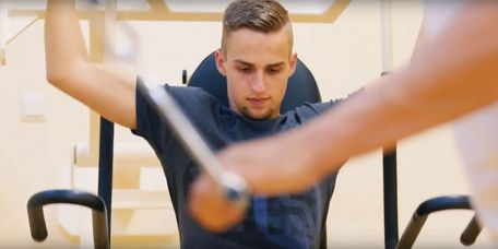 Patient trainiert in der Medizinischen Trainingstherapie