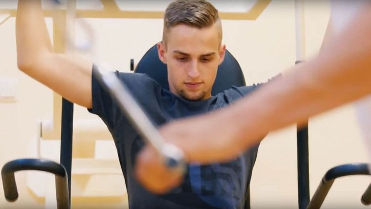 Patient trainiert in der Medizinischen Trainingstherapie