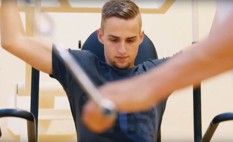Patient trainiert in der Medizinischen Trainingstherapie