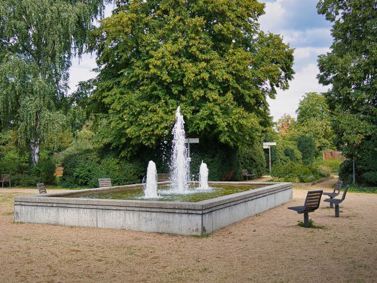 Ein Springbrunnen plätschert im Kurpark Bad Düben