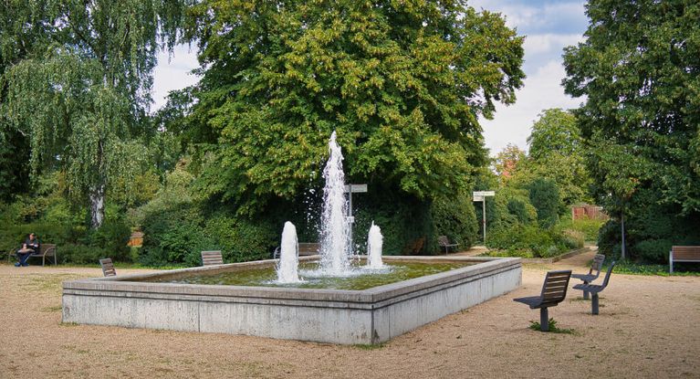 Ein Springbrunnen plätschert im Kurpark Bad Düben