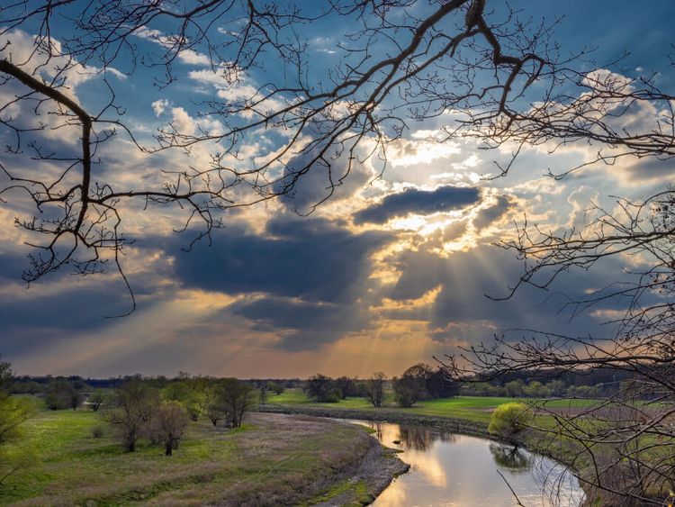Sonnenuntergang am Fluss Mulde in der Dübener Heide