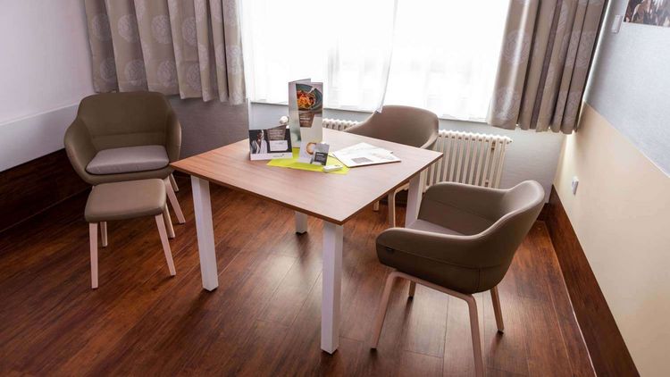 Tische und Stühle im Wahlleistungszimmer