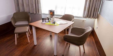 Tische und Stühle im Wahlleistungszimmer