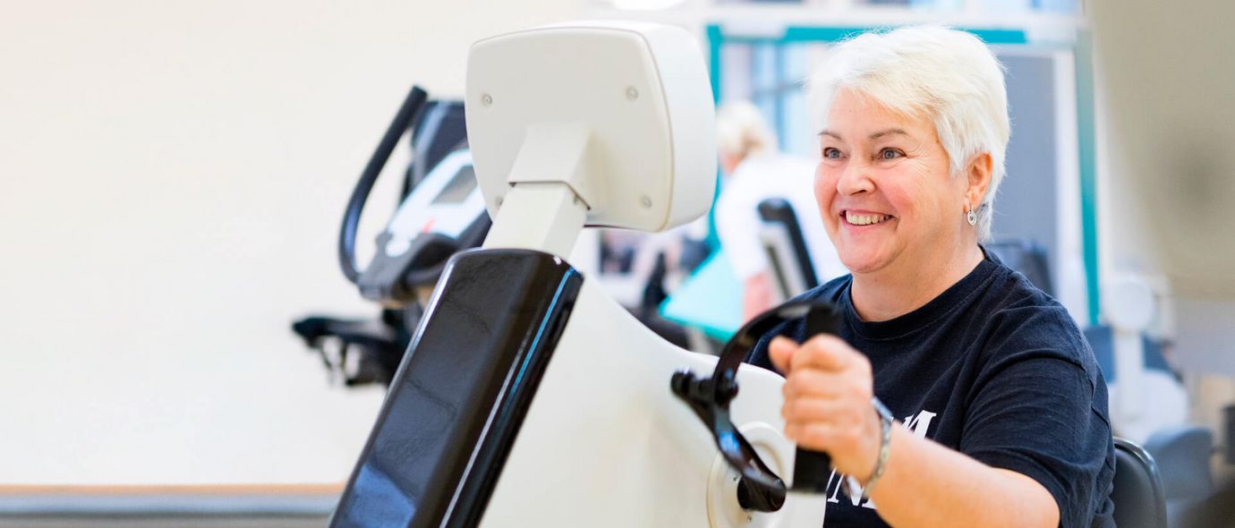 Patientin trainiert in der Medizinischen Trainingstherapie