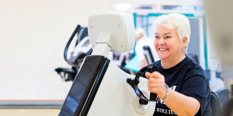 Patientin trainiert in der Medizinischen Trainingstherapie