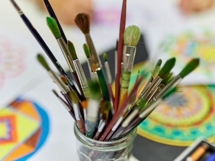 Pinsel sehen bereit fürs Ausmalen von Mandala-Bildern