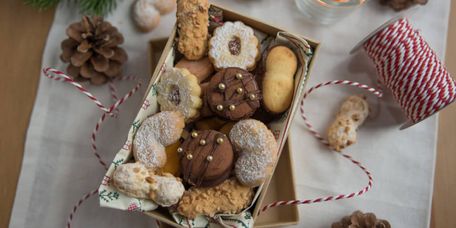 Schale mit Weihnatsplätzchen