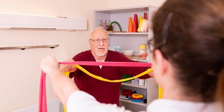 Patient trainiert mit Theraband