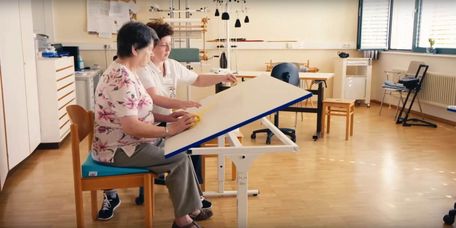 Patienten stärken ihre Feinmotorik in der Ergotherapie