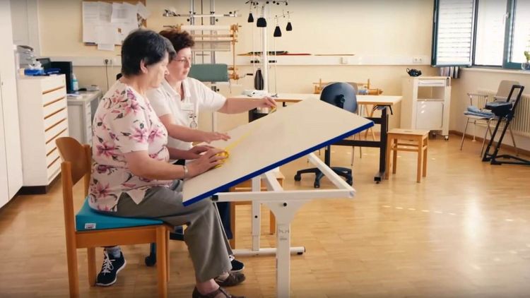 Patienten stärken ihre Feinmotorik in der Ergotherapie
