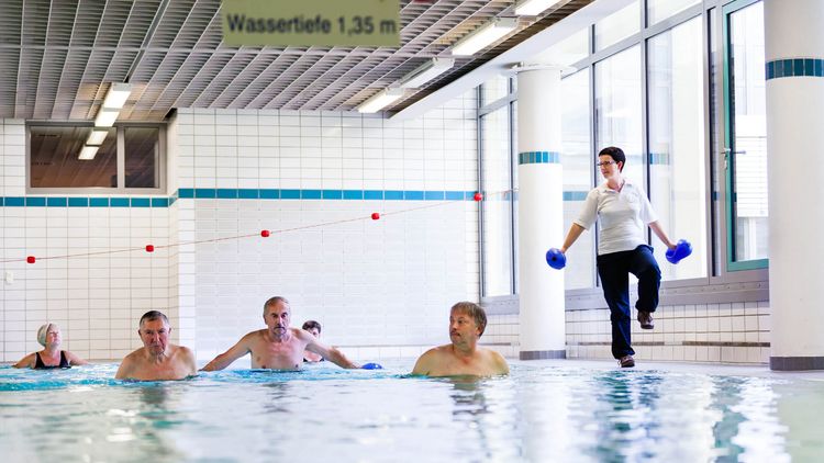 Patienten machen Übungen im Wasser