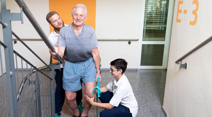 Beinamputierter Patient trainiert in der Gehschule