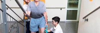 Beinamputierter Patient trainiert in der Gehschule