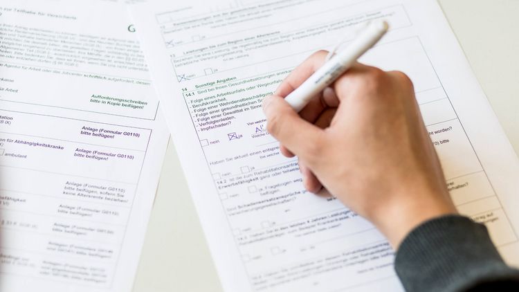 Mensch füllt Formulare aus