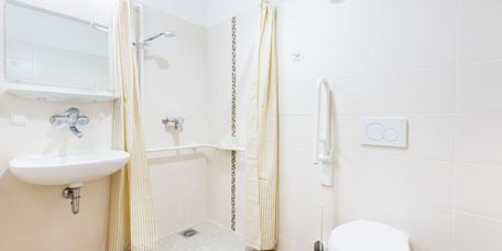 Bad im Patientenzimmer