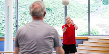 Patientin spielen mit Bällen