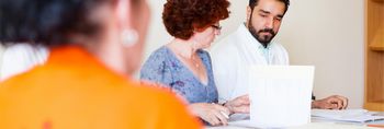 Ärzte und Therapeuten besprechen sich