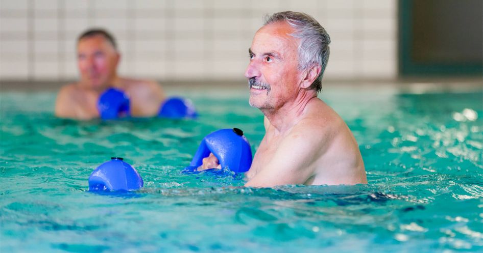 Patient macht Übungen im Wasser