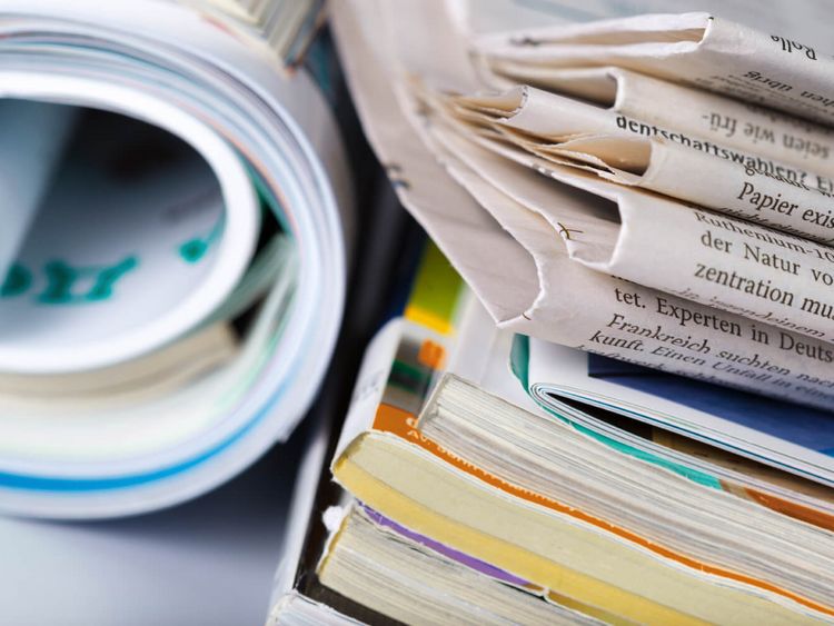 ein Stapel Zeitungen und Bücher
