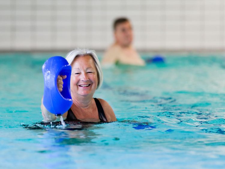 Patienten machen Übungen im Wasser