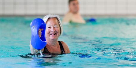 Patienten machen Übungen im Wasser