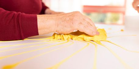 Patient sortiert Stäbe in der Ergothrapie