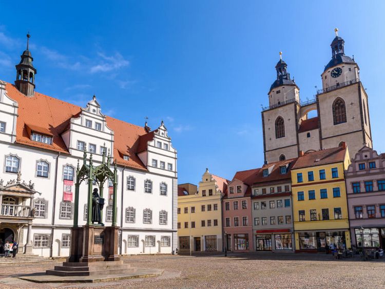 Historischer Markplatz in Wittenberg mit Lutherdenkmal