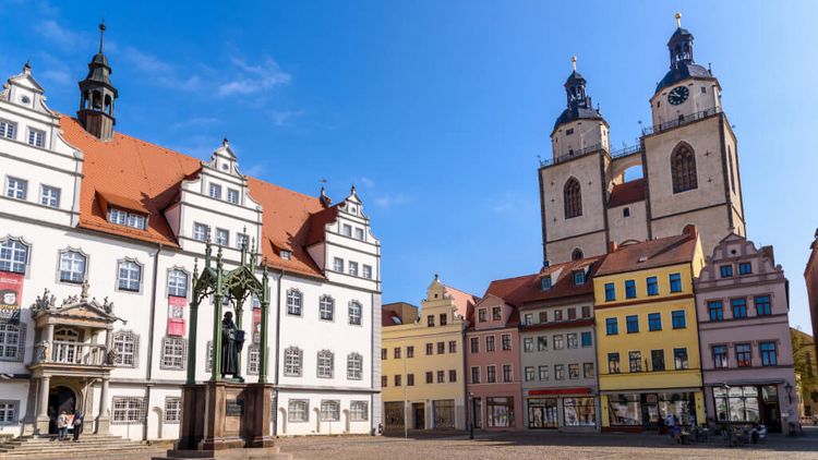 Historischer Markplatz in Wittenberg mit Lutherdenkmal